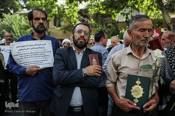 تجمع جامعه قرآنی در پی هتک حرمت به قرآن