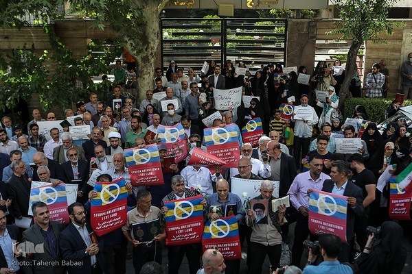 تجمع جامعه قرآنی در پی هتک حرمت به قرآن