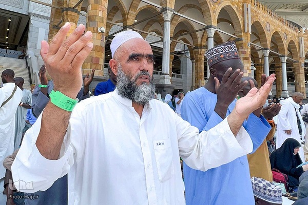 نیایش زائران در مسجدالحرام