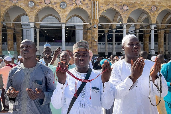 نیایش زائران در مسجدالحرام