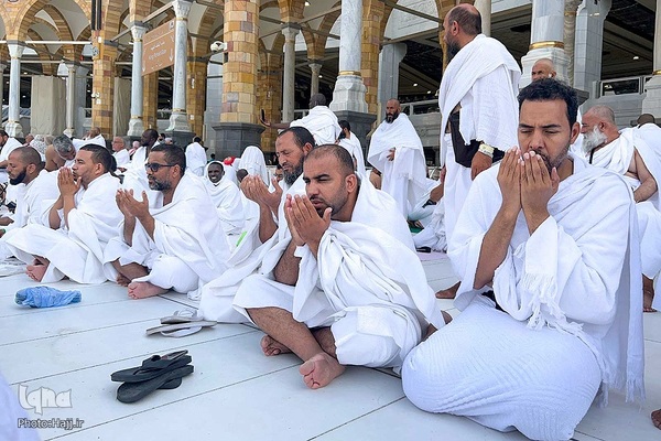 نیایش زائران در مسجدالحرام
