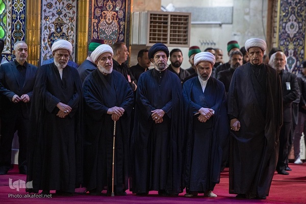 مراسم تعویض پرچم گنبد حرم حضرت اباالفضل العباس(ع) از قرمز به مشکی