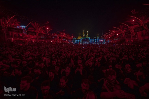 مراسم تعویض پرچم گنبد حرم حضرت اباالفضل العباس(ع) از قرمز به مشکی