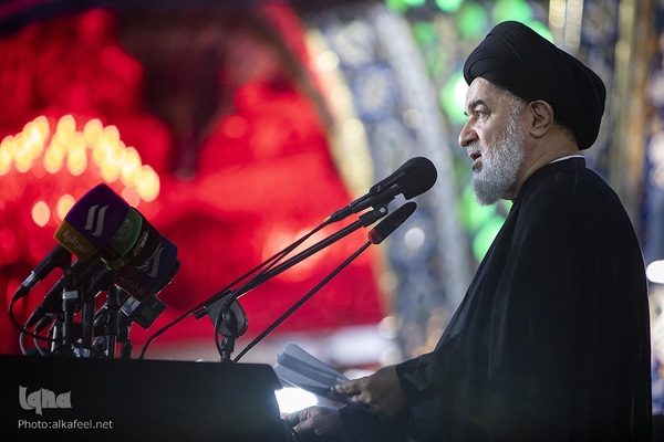 مراسم تعویض پرچم گنبد حرم حضرت اباالفضل العباس(ع) از قرمز به مشکی