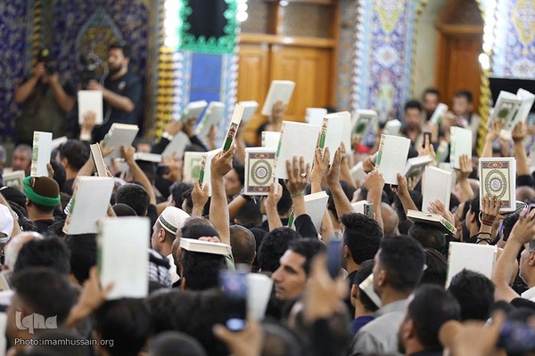 برافراشتن قرآن کریم همزمان با تعویض پرچم گنبد امام حسین(ع)