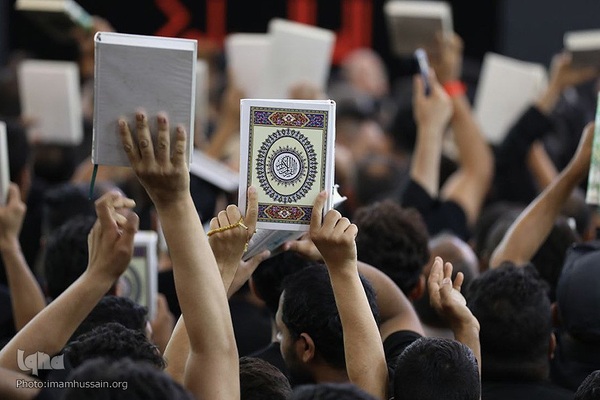 برافراشتن قرآن کریم همزمان با تعویض پرچم گنبد امام حسین(ع)