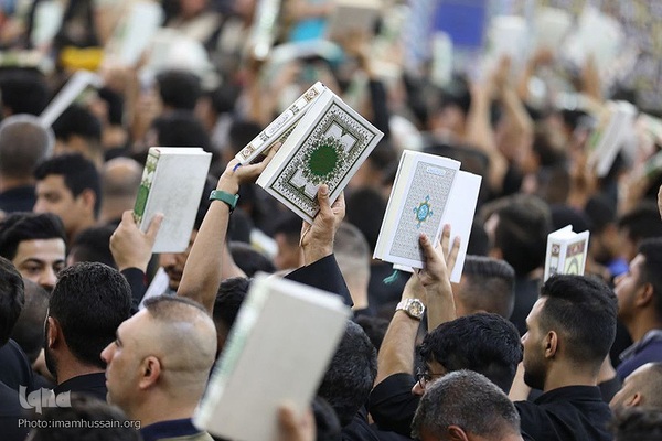 برافراشتن قرآن کریم همزمان با تعویض پرچم گنبد امام حسین(ع)