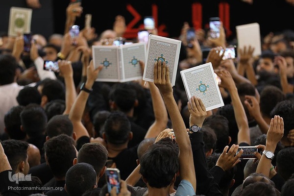 برافراشتن قرآن کریم همزمان با تعویض پرچم گنبد امام حسین(ع)