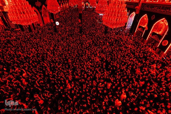 برافراشتن قرآن کریم همزمان با تعویض پرچم گنبد امام حسین(ع)