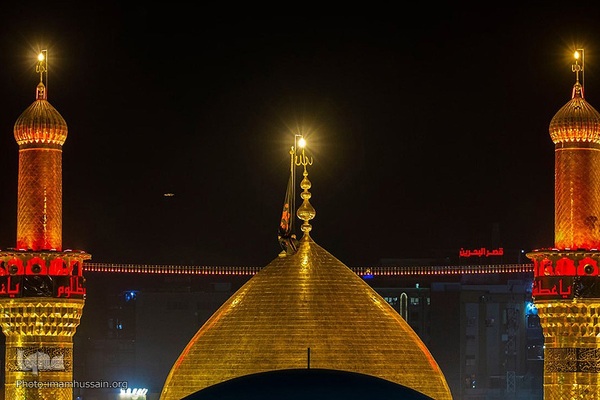 برافراشتن قرآن کریم همزمان با تعویض پرچم گنبد امام حسین(ع)