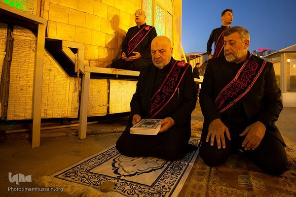 برافراشتن قرآن کریم همزمان با تعویض پرچم گنبد امام حسین(ع)