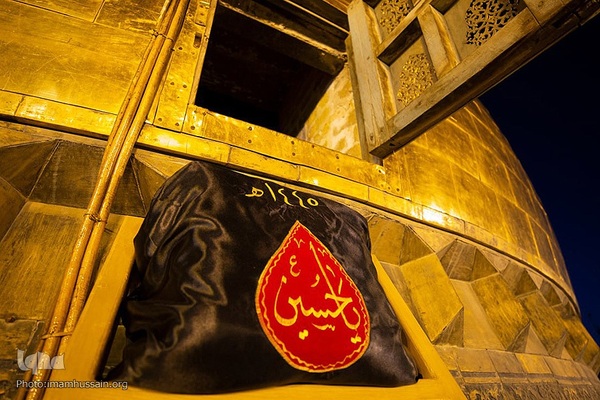 برافراشتن قرآن کریم همزمان با تعویض پرچم گنبد امام حسین(ع)