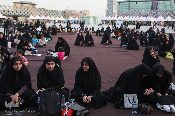 نمایشگاه «عطر سیب» در میدان آئینی امام حسین(ع)