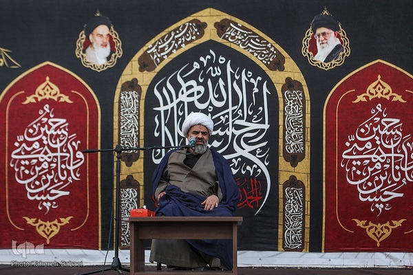 نمایشگاه «عطر سیب» در میدان آئینی امام حسین(ع)