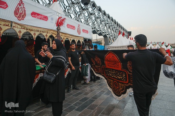 نمایشگاه «عطر سیب» در میدان آئینی امام حسین(ع)