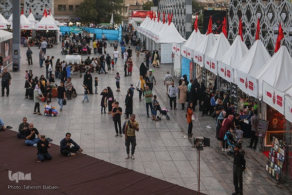 نمایشگاه «عطر سیب» در میدان آئینی امام حسین(ع)