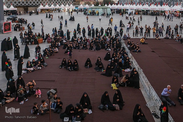 نمایشگاه «عطر سیب» در میدان آئینی امام حسین(ع)