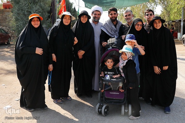 پیاده روی خانوادگی