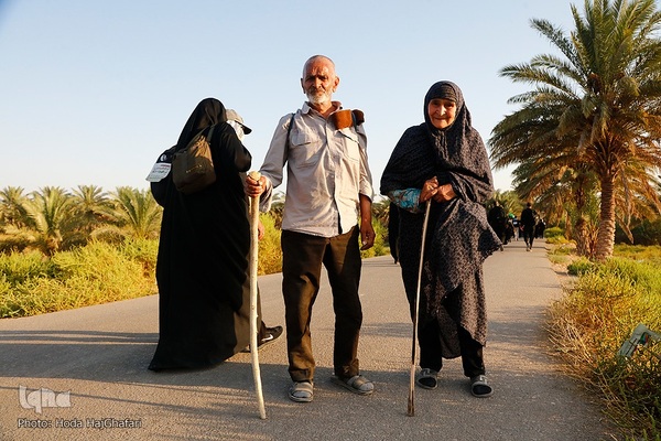 پیاده روی خانوادگی