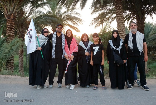 پیاده روی خانوادگی