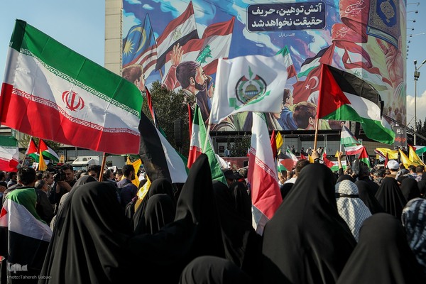 اجتماع عظیم مردم تهران در واکنش به جنایت رژیم صهیونیستی در غزه در میدان انقلاب