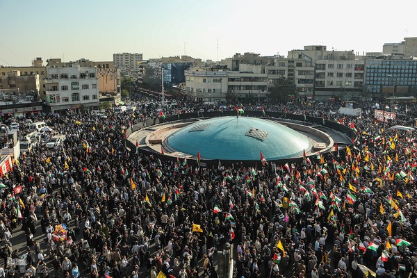 اجتماع عظیم مردم تهران در واکنش به جنایت رژیم صهیونیستی در غزه در میدان انقلاب