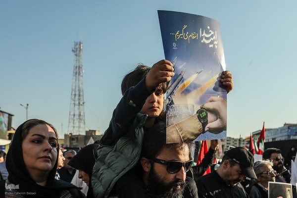 اجتماع عظیم مردم تهران در واکنش به جنایت رژیم صهیونیستی در غزه در میدان انقلاب