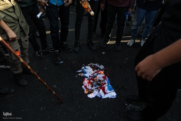 اجتماع عظیم مردم تهران در واکنش به جنایت رژیم صهیونیستی در غزه در میدان انقلاب