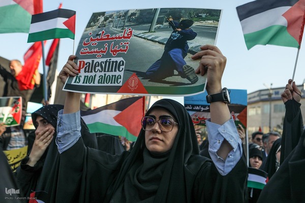 اجتماع عظیم مردم تهران در واکنش به جنایت رژیم صهیونیستی در غزه در میدان انقلاب