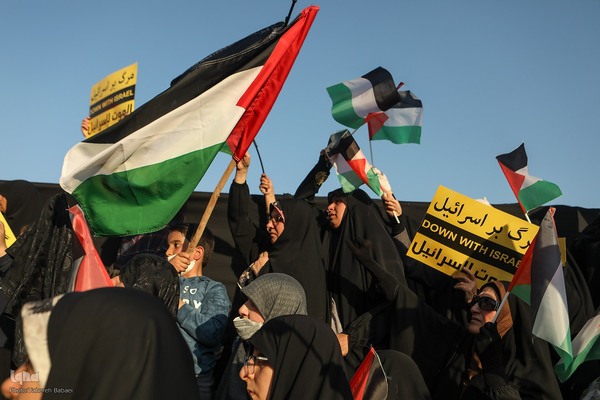 اجتماع عظیم مردم تهران در واکنش به جنایت رژیم صهیونیستی در غزه در میدان انقلاب