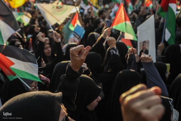 اجتماع عظیم مردم تهران در واکنش به جنایت رژیم صهیونیستی در غزه در میدان انقلاب