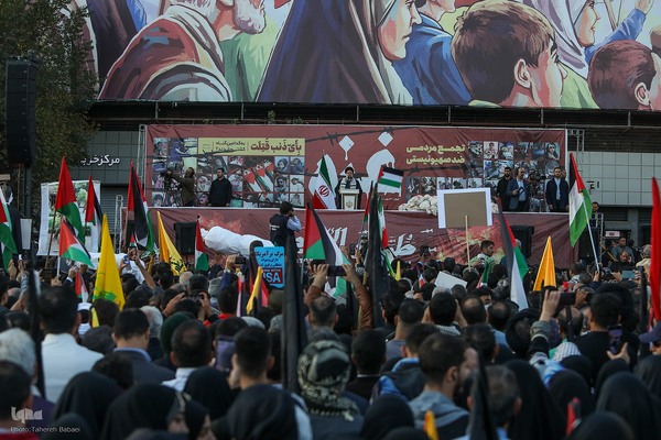 اجتماع عظیم مردم تهران در واکنش به جنایت رژیم صهیونیستی در غزه در میدان انقلاب