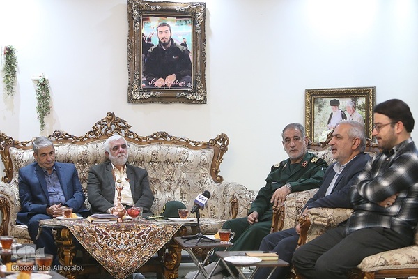 دیدار جامعه قرآنی با خانواده شهید آرمان علی‌وردی