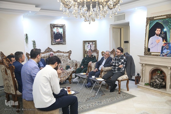 دیدار جامعه قرآنی با خانواده شهید آرمان علی‌وردی