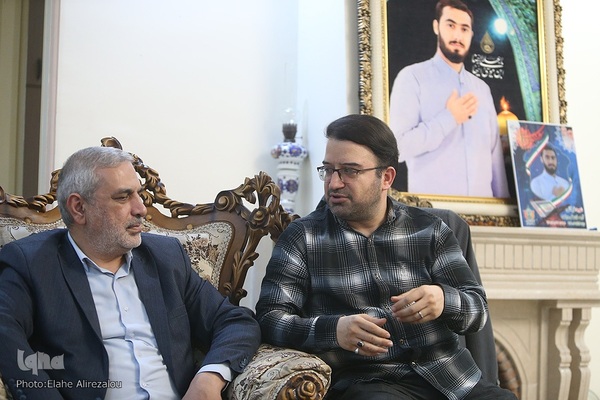 دیدار جامعه قرآنی با خانواده شهید آرمان علی‌وردی