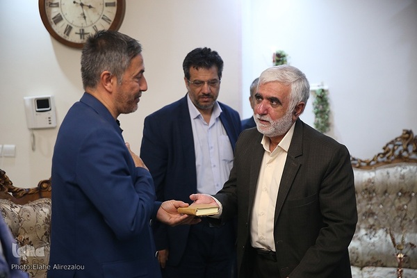 دیدار جامعه قرآنی با خانواده شهید آرمان علی‌وردی