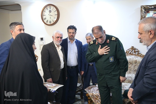 دیدار جامعه قرآنی با خانواده شهید آرمان علی‌وردی