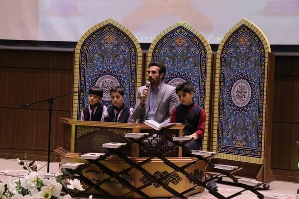 مهدی غلامنژاد به همراه فرزندان 