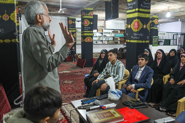 جلسه آموزش قرآن در کانون الزهراء(س)