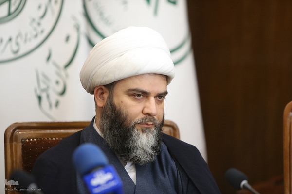 محمد قمی، رئیس سازمان تبلیغات اسلامی و رئیس شورای توسعه فرهنگ قرآنی در نشست خبری طرح ملی حفظ موضوعی قرآن کریم «مستورا»
