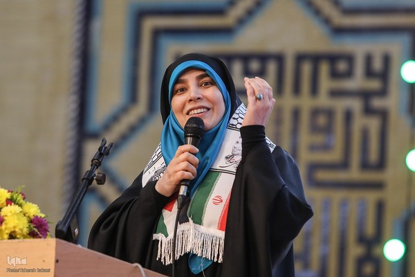 الهام غفاری، مجری و حافظ کل قرآن