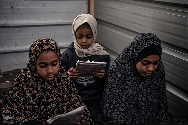 دختران غزه به تحصیل در رشته قرآن و حفظ ادامه می دهند