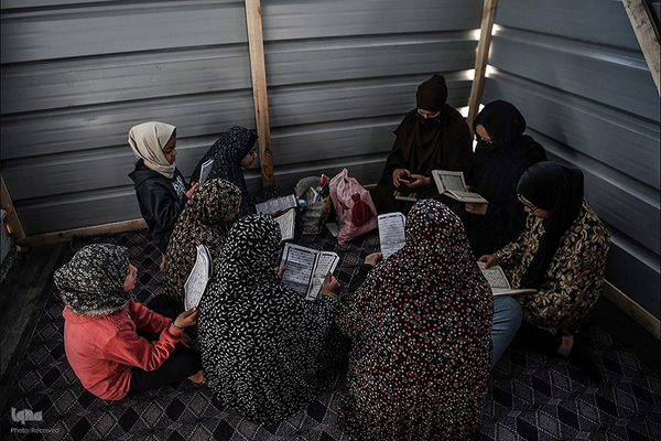 دختران غزه به تحصیل در رشته قرآن و حفظ ادامه می دهند