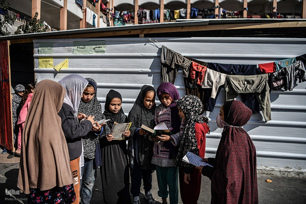 دختران غزه به تحصیل در رشته قرآن و حفظ ادامه می دهند