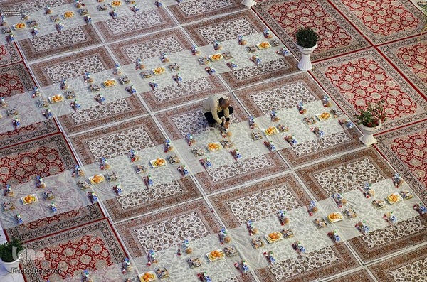 سفره ضیافت در شب ولادت امیرالمومنین (ع)