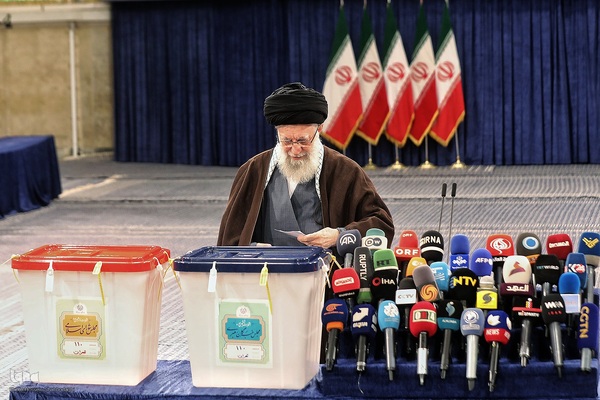 حضور مقام معظم رهبری در پای صندوق رای