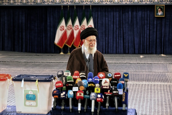 حضور مقام معظم رهبری در پای صندوق رای