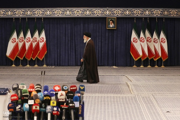 حضور مقام معظم رهبری در پای صندوق رای