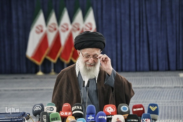 حضور مقام معظم رهبری در پای صندوق رای