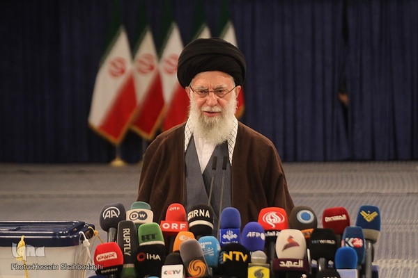 حضور مقام معظم رهبری در پای صندوق رای